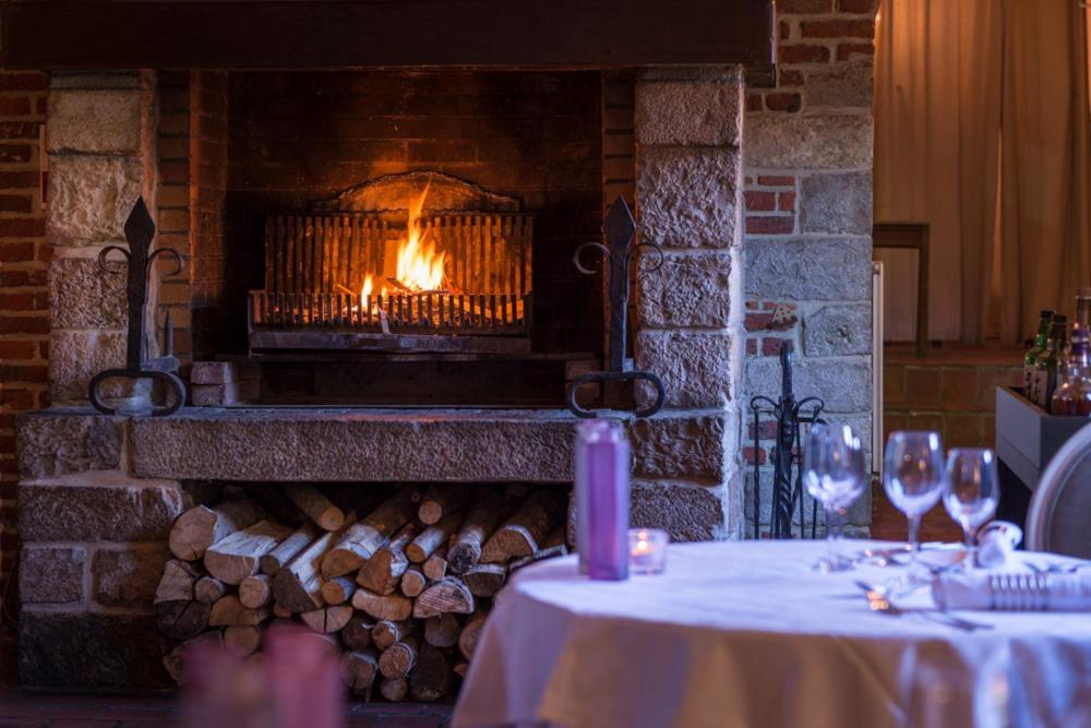 Logis-Hotel-Restaurant La Gentilhommiere Artres Екстер'єр фото